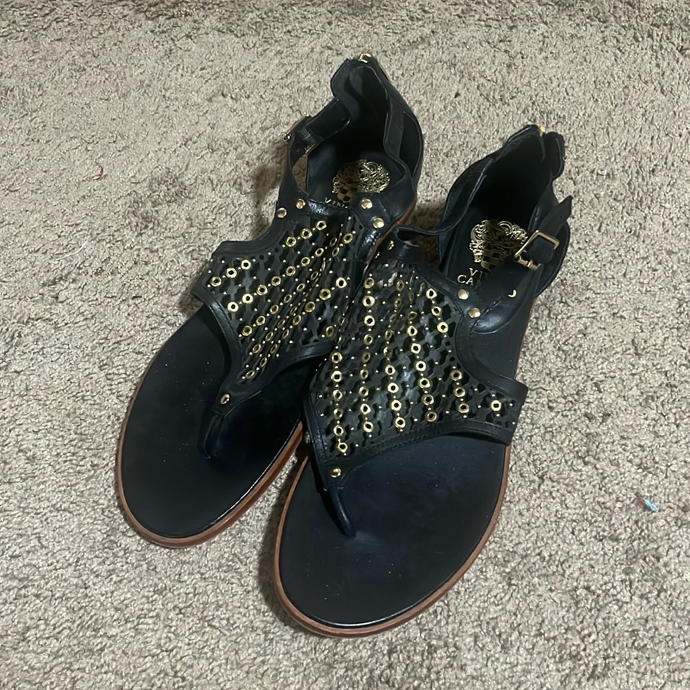 Vince Camaro black leather with goldtone hardware Sitara thong sandals Sz 11